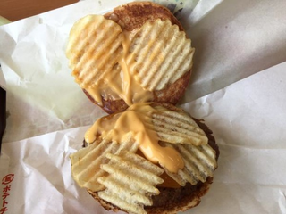 Illustration for article titled Japan Knows It: Chips Make Burgers Better